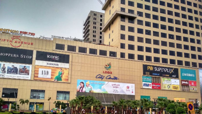 Hotels near Logix City Centre Mall